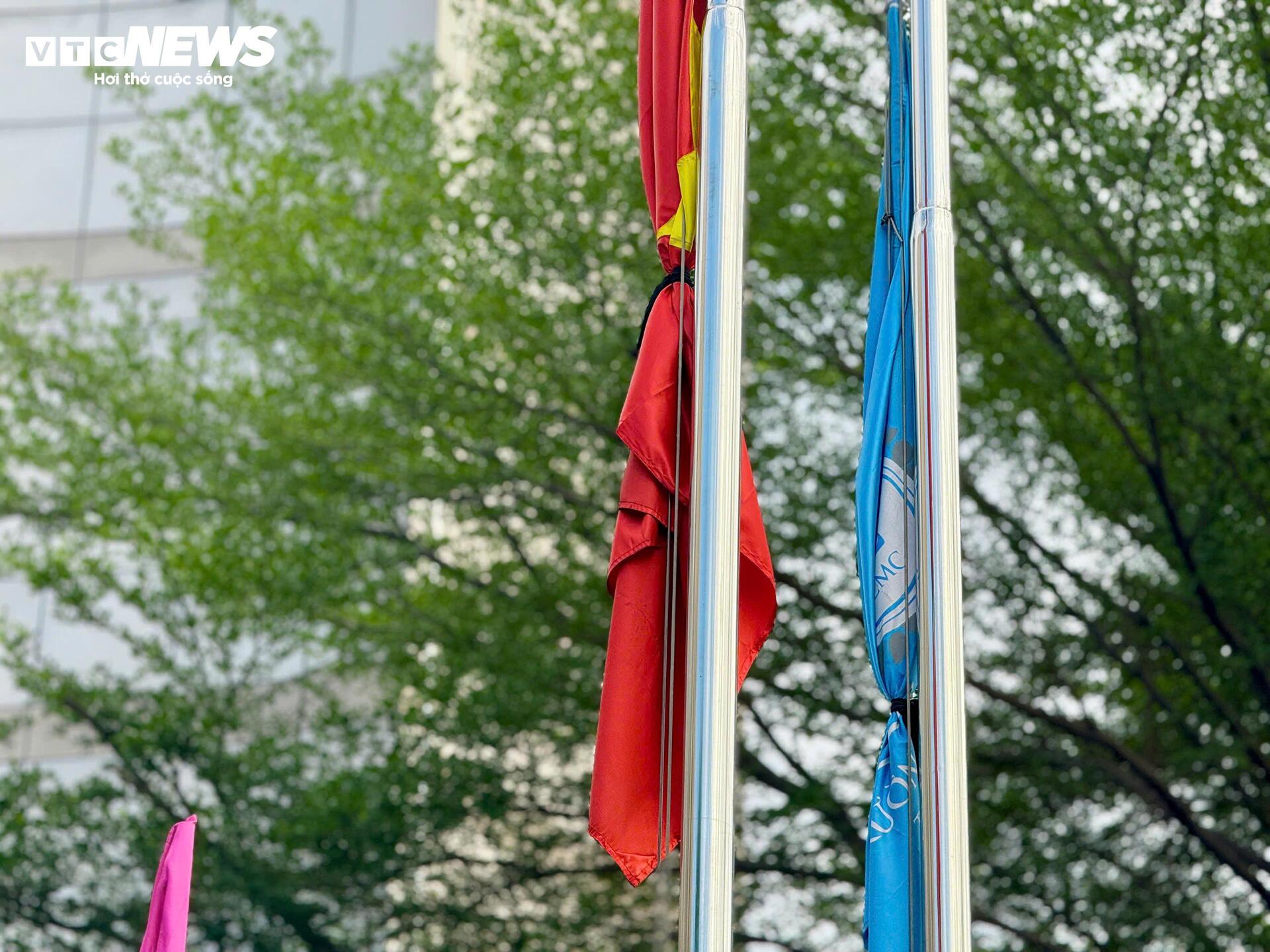 Hà Nội đồng loạt treo cờ rủ tưởng niệm nguyên Chủ tịch nước Trần Đức Lương- Ảnh 18.