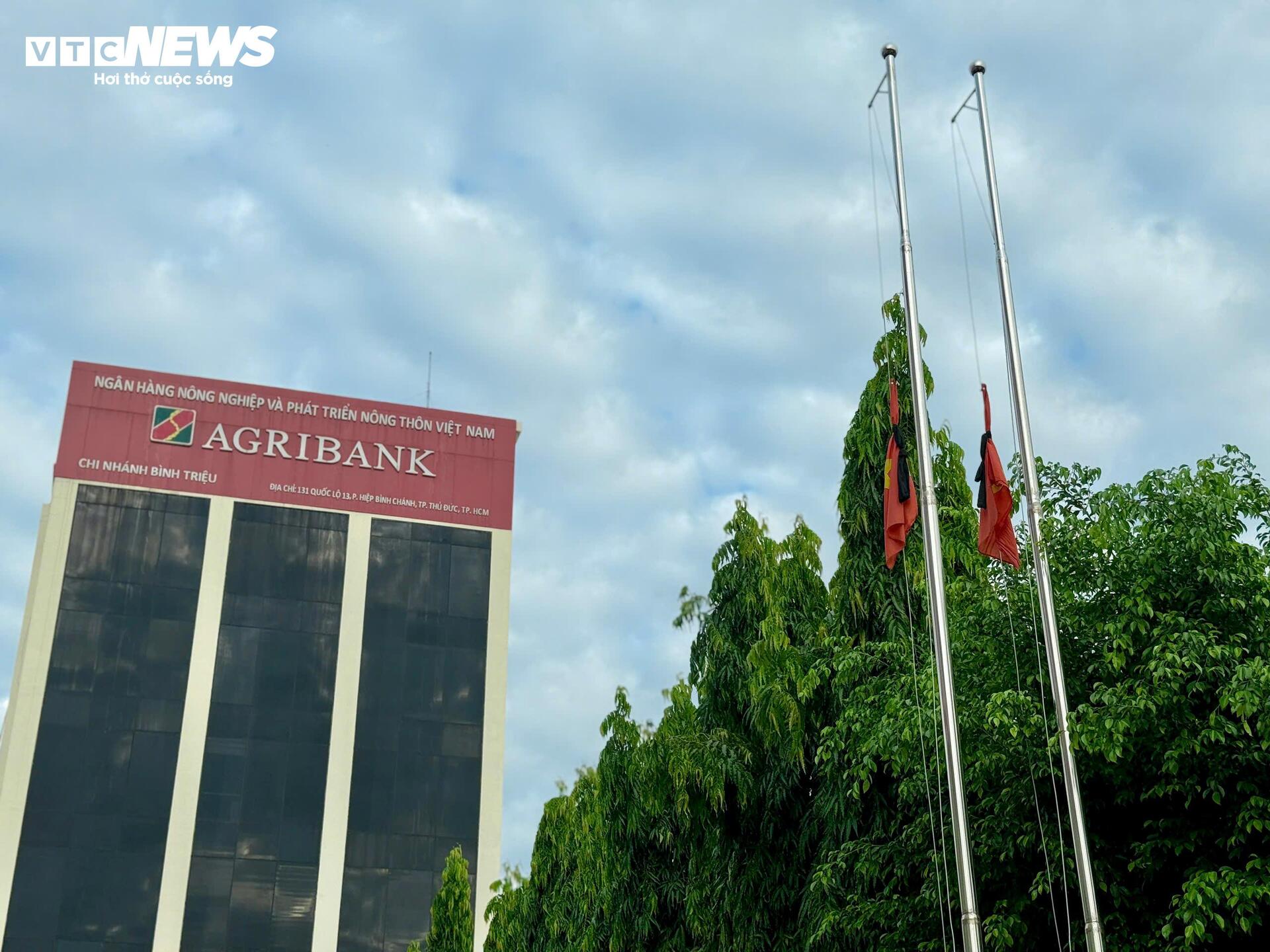 Hà Nội đồng loạt treo cờ rủ tưởng niệm nguyên Chủ tịch nước Trần Đức Lương- Ảnh 19.