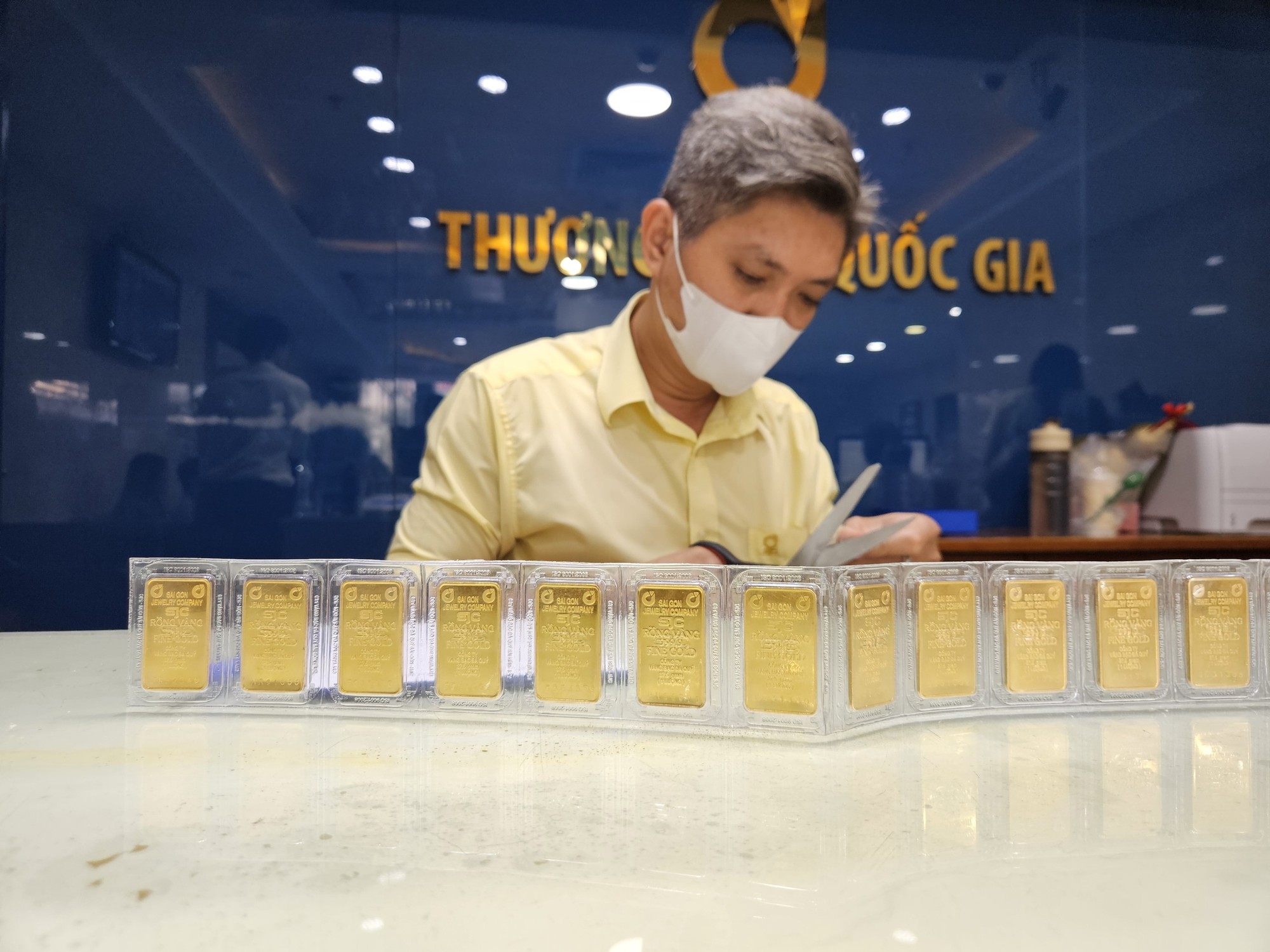 Giá vàng miếng, vàng nhẫn tăng nhanh trong sáng 24-5- Ảnh 1.