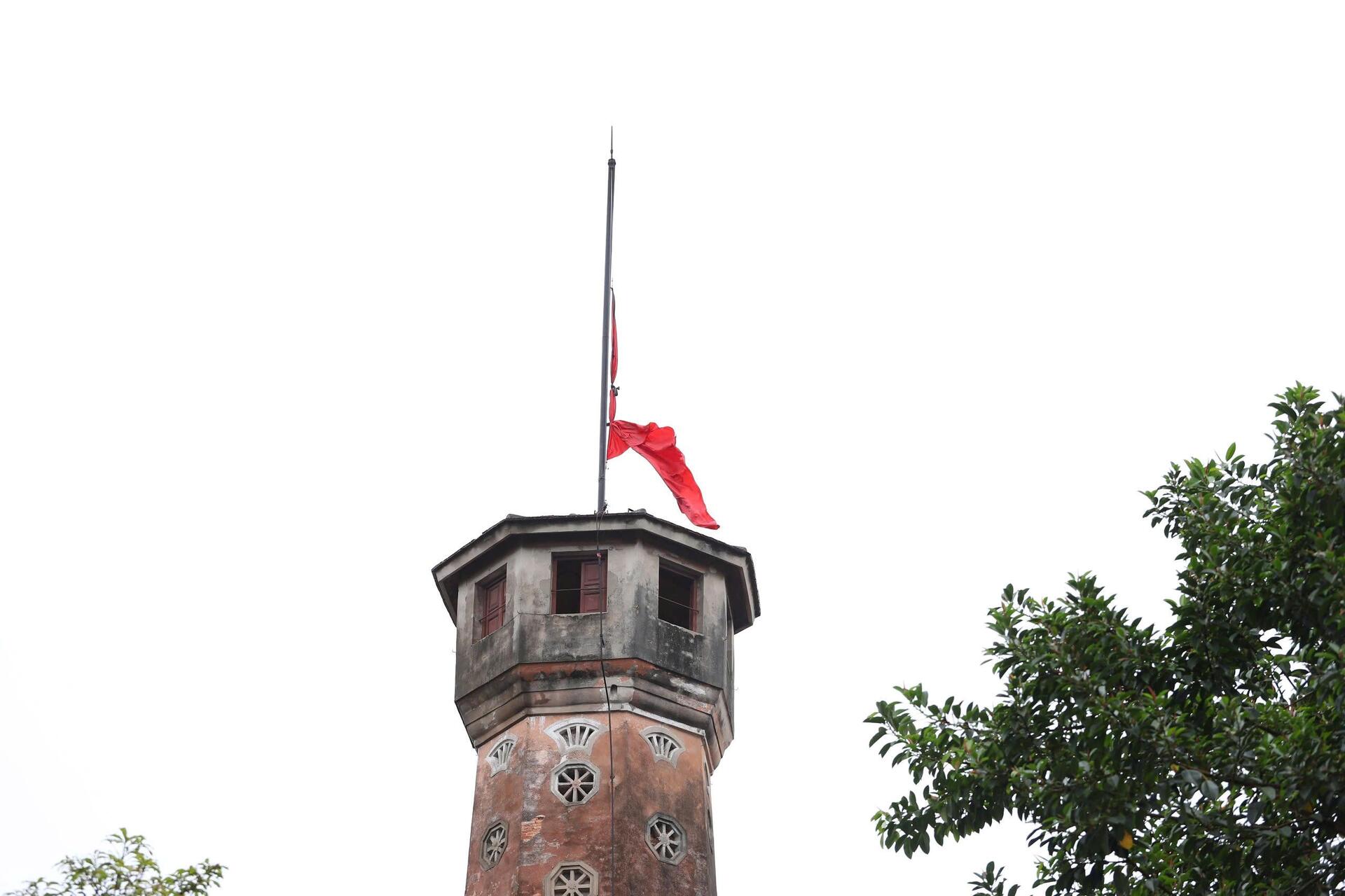 Hà Nội đồng loạt treo cờ rủ tưởng niệm nguyên Chủ tịch nước Trần Đức Lương- Ảnh 14.