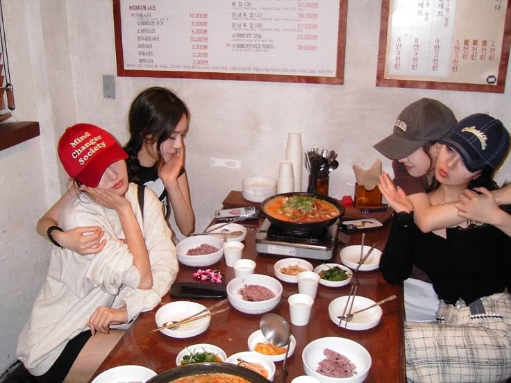 Khoa học bóc trần: Hội bạn 3-4 người thân nhau đồng đều là ảo tưởng, chỉ có 2 người "thật lòng"- Ảnh 2.