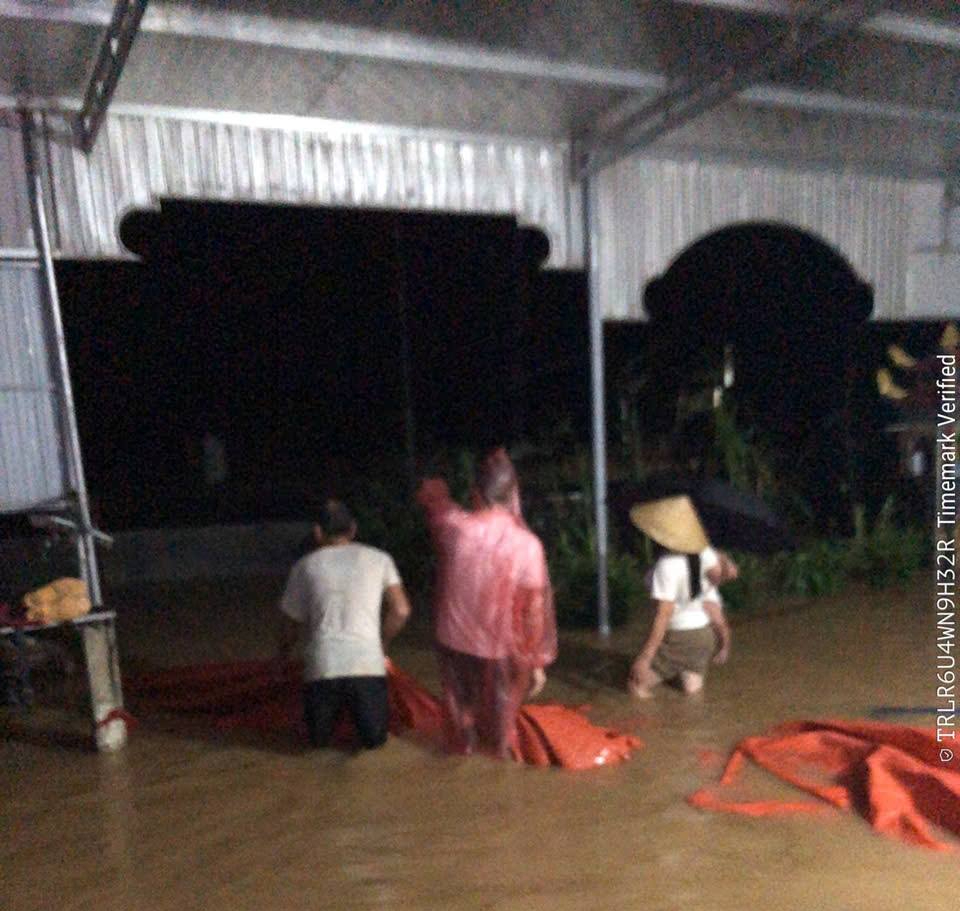 Nước lên nhanh, người dân Hà Tĩnh tất tả chạy lũ trong đêm- Ảnh 2. Nước lên nhanh, người dân Hà Tĩnh tất tả chạy lũ trong đêm- Ảnh 2.