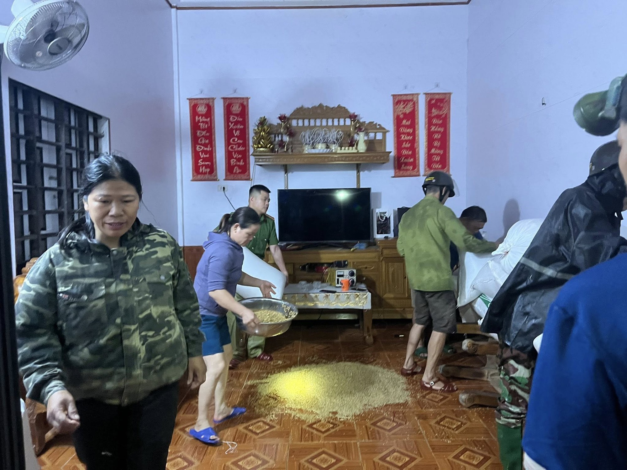 Nước lên nhanh, người dân Hà Tĩnh tất tả chạy lũ trong đêm- Ảnh 9. Nước lên nhanh, người dân Hà Tĩnh tất tả chạy lũ trong đêm- Ảnh 9.