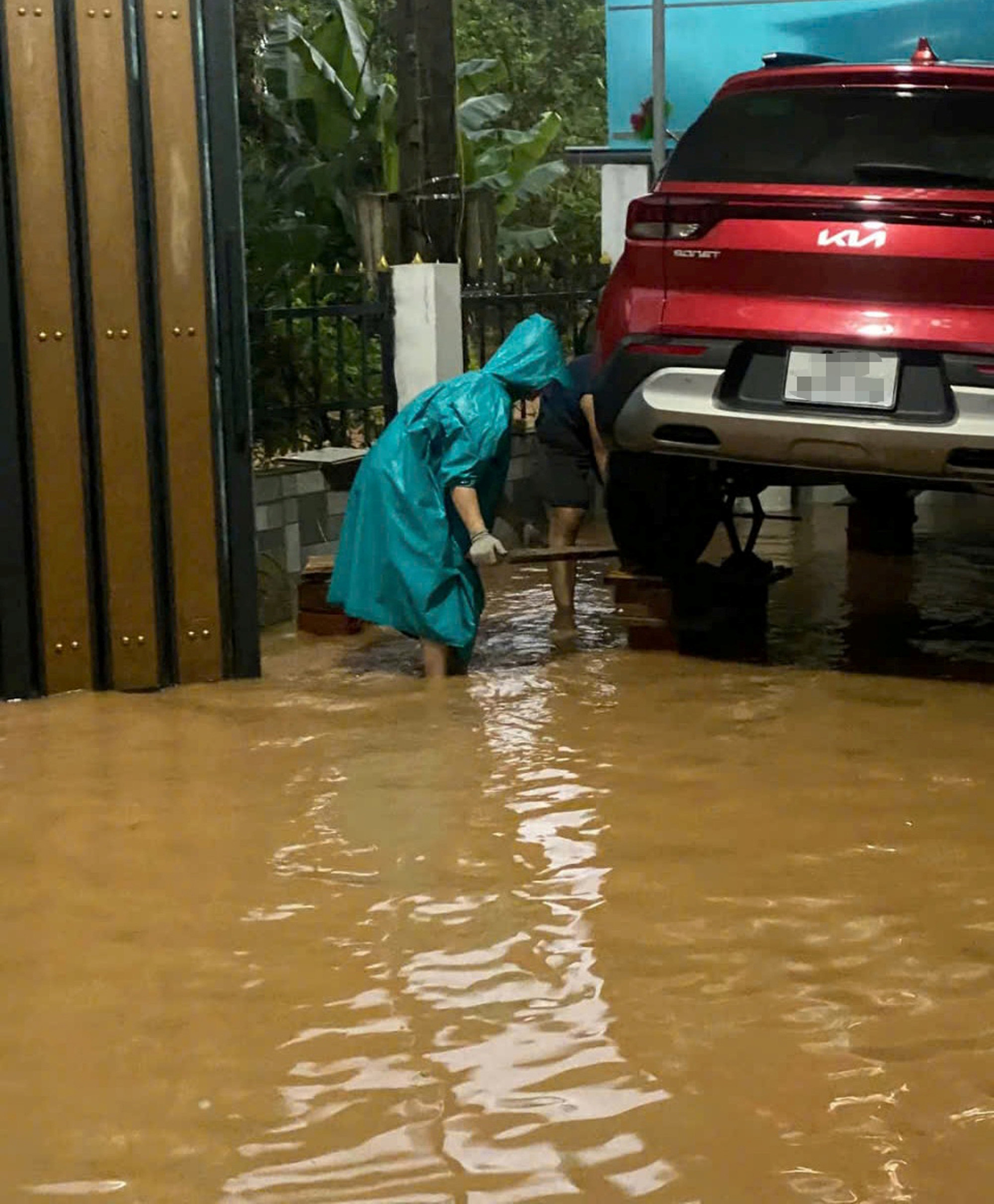 Nước lên nhanh, người dân Hà Tĩnh tất tả chạy lũ trong đêm- Ảnh 11. Nước lên nhanh, người dân Hà Tĩnh tất tả chạy lũ trong đêm- Ảnh 11.