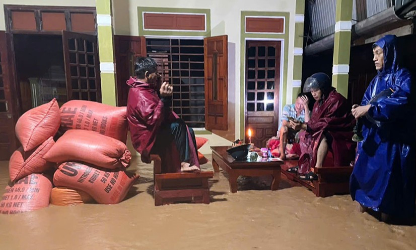 Nước lên nhanh, người dân Hà Tĩnh tất tả chạy lũ trong đêm- Ảnh 1. Nước lên nhanh, người dân Hà Tĩnh tất tả chạy lũ trong đêm- Ảnh 1.