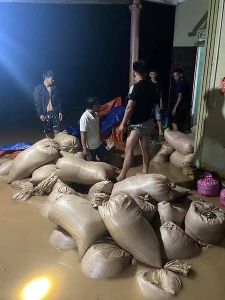 Nước lên nhanh, người dân Hà Tĩnh tất tả chạy lũ trong đêm- Ảnh 3. Nước lên nhanh, người dân Hà Tĩnh tất tả chạy lũ trong đêm- Ảnh 3.