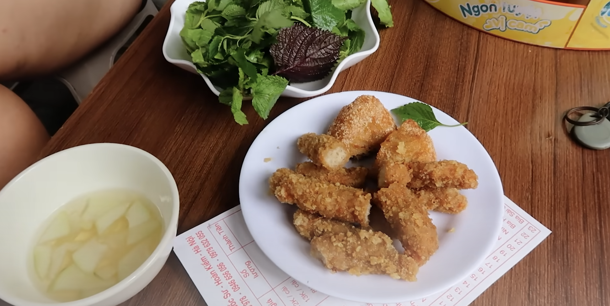 Khách Tây "ăn sập" phố cổ Hà Nội, phát hiện món chân ái của cuộc đời: "Không món Hungary nào ngon bằng"- Ảnh 2.