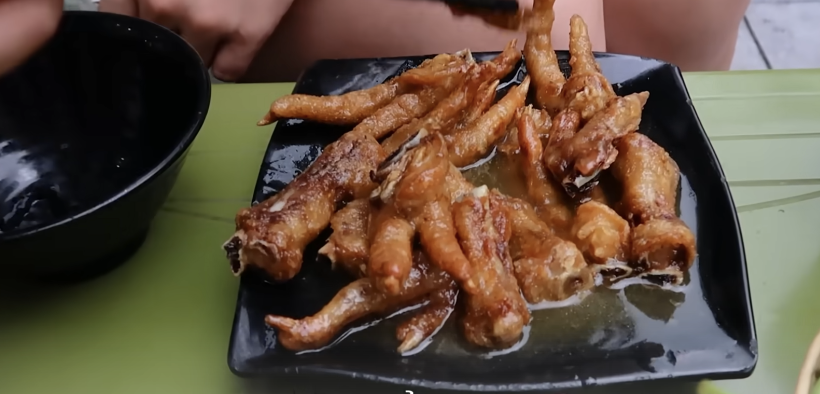 Khách Tây "ăn sập" phố cổ Hà Nội, phát hiện món chân ái của cuộc đời: "Không món Hungary nào ngon bằng"- Ảnh 4.