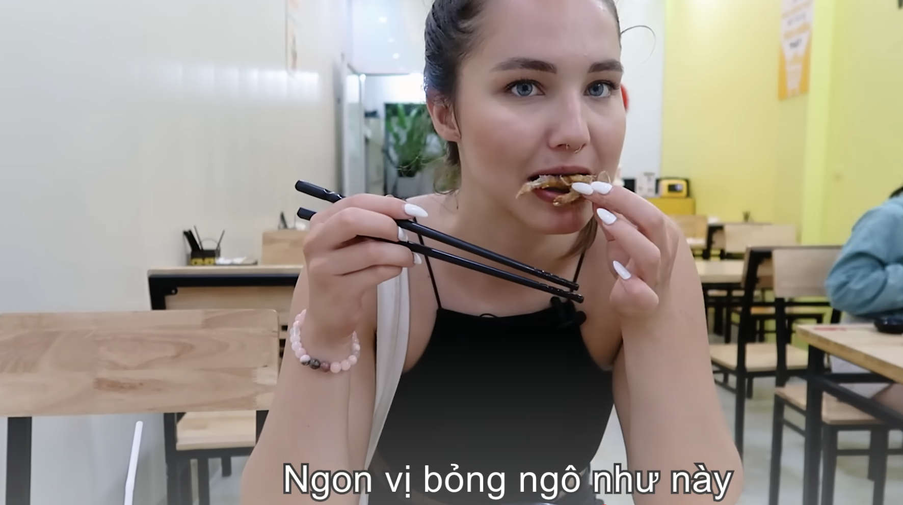 Khách Tây "ăn sập" phố cổ Hà Nội, phát hiện món chân ái của cuộc đời: "Không món Hungary nào ngon bằng"- Ảnh 3.