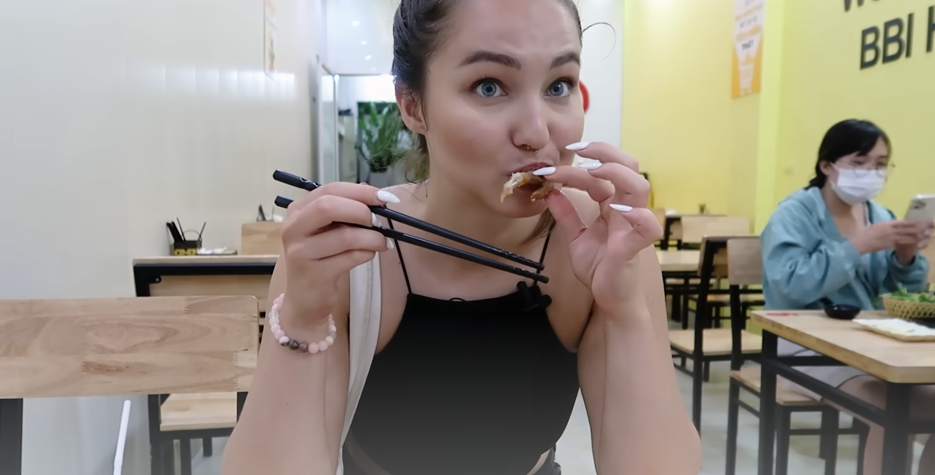 Khách Tây "ăn sập" phố cổ Hà Nội, phát hiện món chân ái của cuộc đời: "Không món Hungary nào ngon bằng"- Ảnh 5.