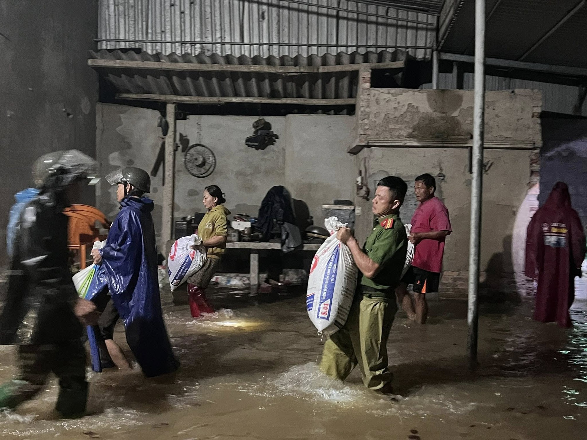 Nước lên nhanh, người dân Hà Tĩnh tất tả chạy lũ trong đêm- Ảnh 10. Nước lên nhanh, người dân Hà Tĩnh tất tả chạy lũ trong đêm- Ảnh 10.