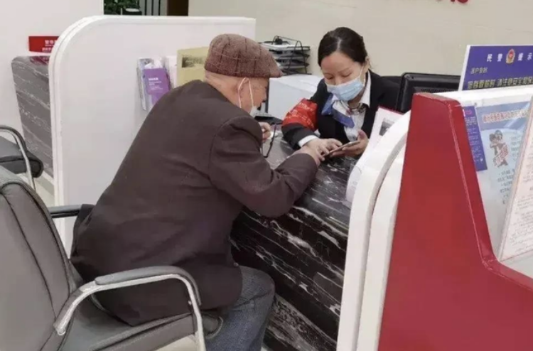 Ông cụ gửi hơn 720 triệu đồng vào tài khoản, 2 ngày sau số dư chỉ còn 0, ngân hàng khẳng định: “Lỗi là của ông”- Ảnh 1.