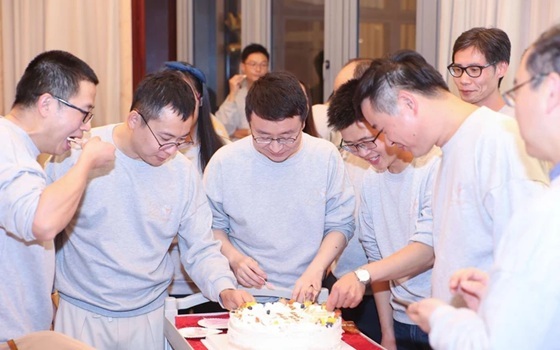 Đi họp lớp, đeo chiếc đồng hồ Rolex đã hết pin: Về nhà, tôi nhận được dòng tin nhắn, chắc chắn không bao giờ quên- Ảnh 1. Đi họp lớp, đeo chiếc đồng hồ Rolex đã hết pin: Về nhà, tôi nhận được dòng tin nhắn, chắc chắn không bao giờ quên- Ảnh 1.