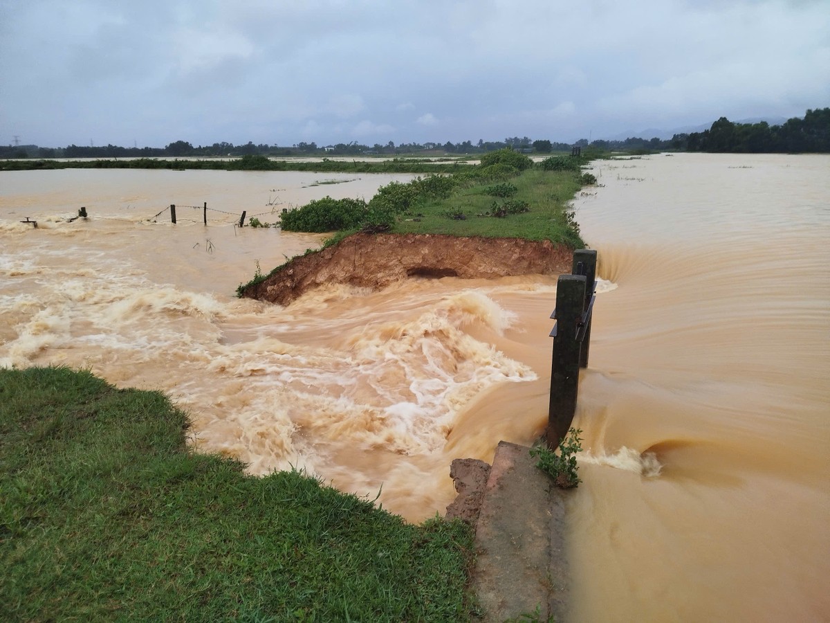 Nước lên nhanh, người dân Hà Tĩnh tất tả chạy lũ trong đêm- Ảnh 7. Nước lên nhanh, người dân Hà Tĩnh tất tả chạy lũ trong đêm- Ảnh 7.