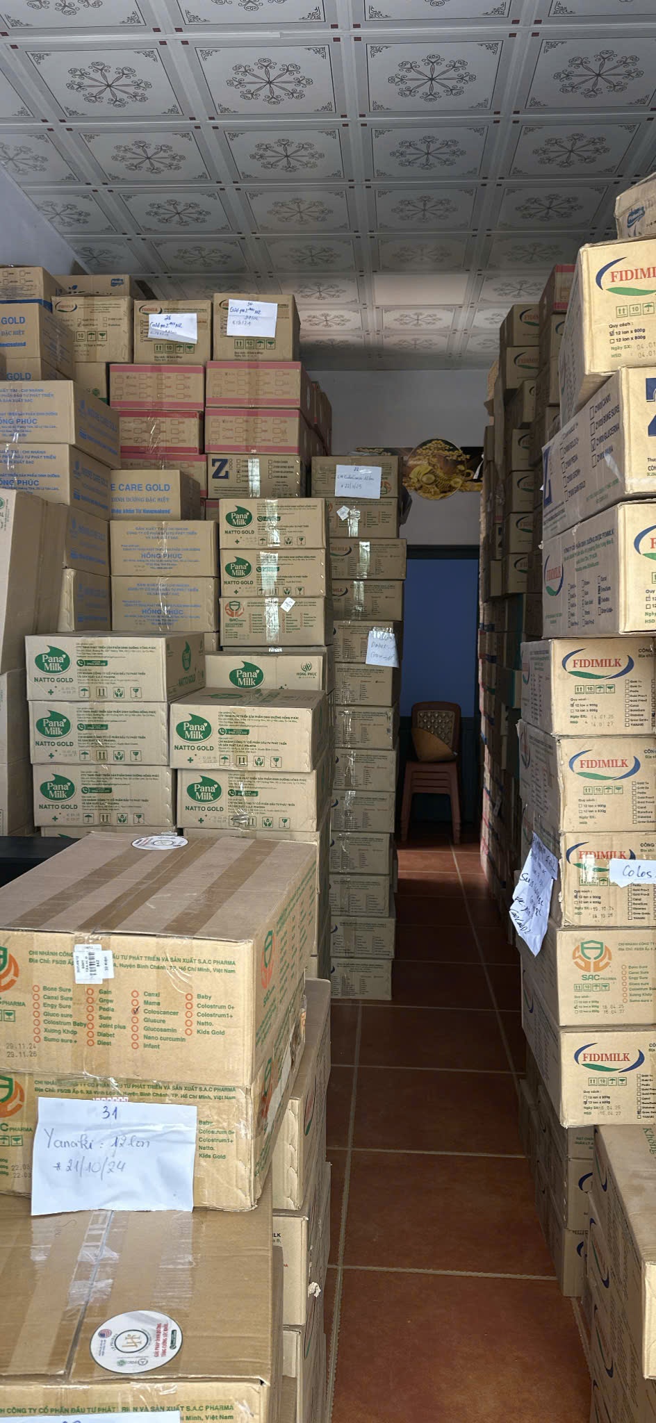 Tịch thu 11.856 lon sữa bột không rõ nguồn gốc, trị giá hơn 3 tỷ đồng có dán nhãn SANAKI, GROW IQ PLUS (SUN), GOLD 1, BIOTAR DIEST...- Ảnh 1.