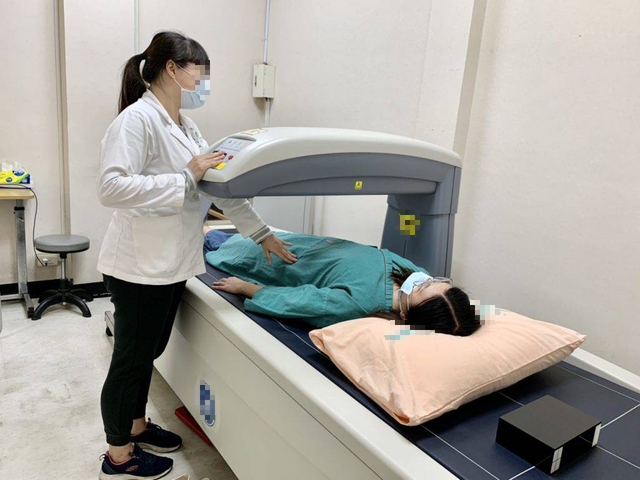 Người phụ nữ trở mình trên giường cũng gãy xương vì kiểu chống nắng hỏi 10 người thì 9 người tưởng tốt- Ảnh 1.