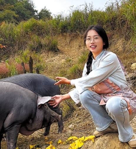 Cử nhân Trung Quốc về quê nuôi lợn, từ bỏ cuộc sống thành thị áp lực: ‘Tôi muốn làm hài lòng bản thân, muốn thử những điều mới mẻ’- Ảnh 2. Cử nhân Trung Quốc về quê nuôi lợn, từ bỏ cuộc sống thành thị áp lực: ‘Tôi muốn làm hài lòng bản thân, muốn thử những điều mới mẻ’- Ảnh 2.