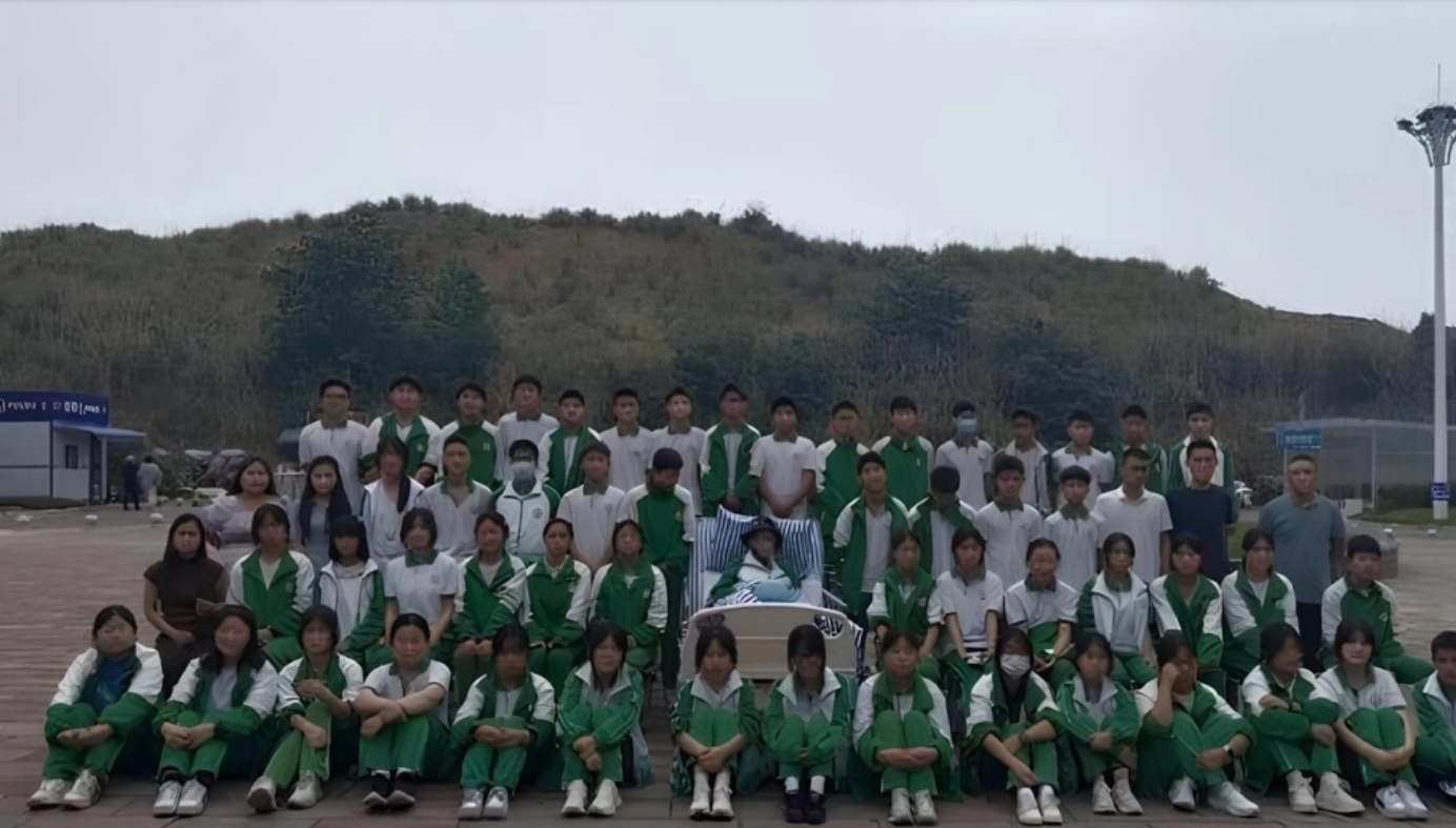 Xúc động 50 học sinh lớp 9 đến bệnh viện chụp kỷ yếu cùng bạn mắc ung thư giai đoạn cuối: Mùa hè, mùa của chia ly!- Ảnh 1.