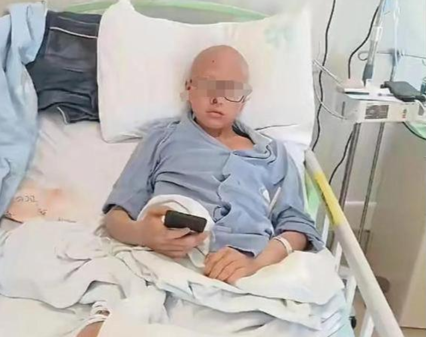 Xúc động 50 học sinh lớp 9 đến bệnh viện chụp kỷ yếu cùng bạn mắc ung thư giai đoạn cuối: Mùa hè, mùa của chia ly!- Ảnh 2.