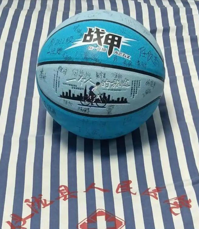 Xúc động 50 học sinh lớp 9 đến bệnh viện chụp kỷ yếu cùng bạn mắc ung thư giai đoạn cuối: Mùa hè, mùa của chia ly!- Ảnh 3.