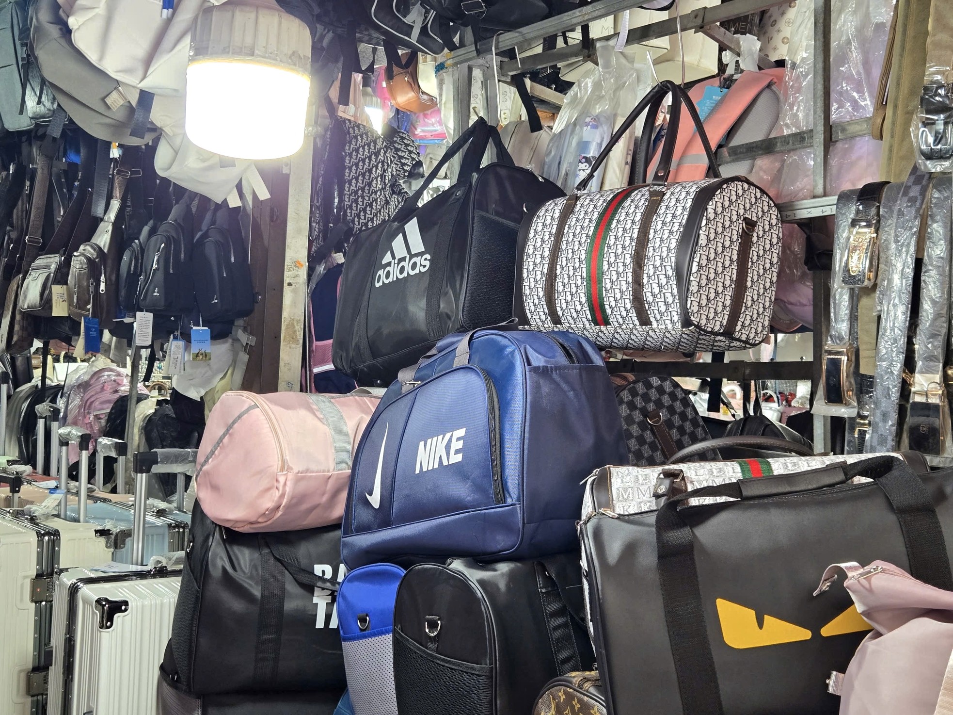 Bên trong khu chợ bán đồ gắn mác Dior, Gucci, Adidas giá vài chục nghìn đồng- Ảnh 11. Bên trong khu chợ bán đồ gắn mác Dior, Gucci, Adidas giá vài chục nghìn đồng- Ảnh 11.