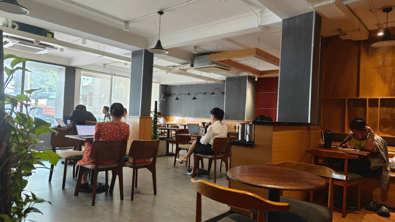 The Coffee House bịt ổ điện bị khách phản ứng, giới kinh doanh nói gì?- Ảnh 3.
