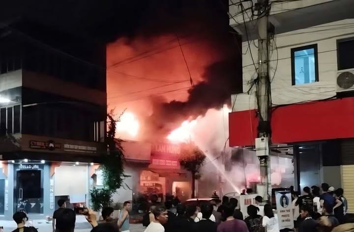 Cháy cửa hàng phụ tùng xe máy điện, lửa lan sang 3 nhà bên cạnh- Ảnh 1.