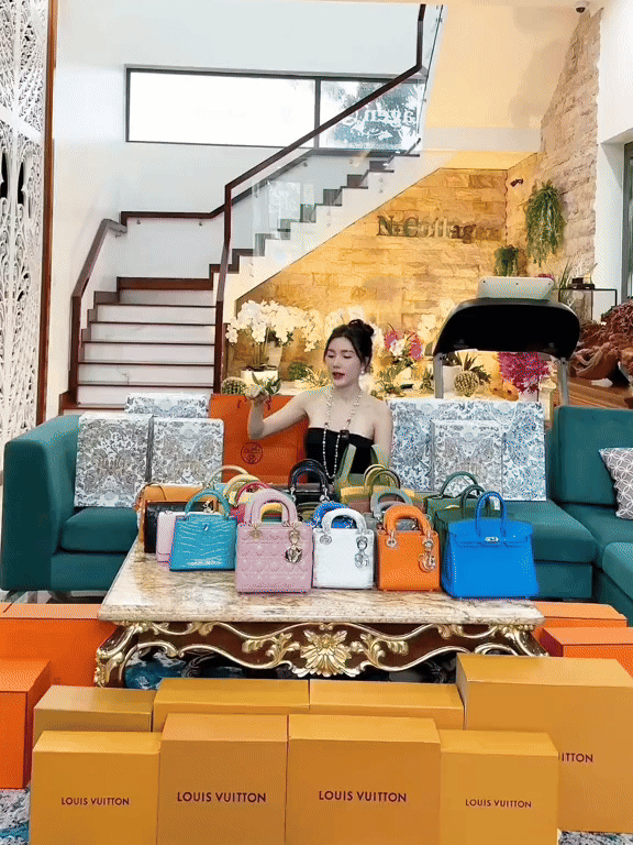 "Phú bà" Ngân Collagen và núi đồ hiệu lạ lắm: Toàn Hermès, Dior... mà nhìn kiểu gì cũng thấy "dại"- Ảnh 6.