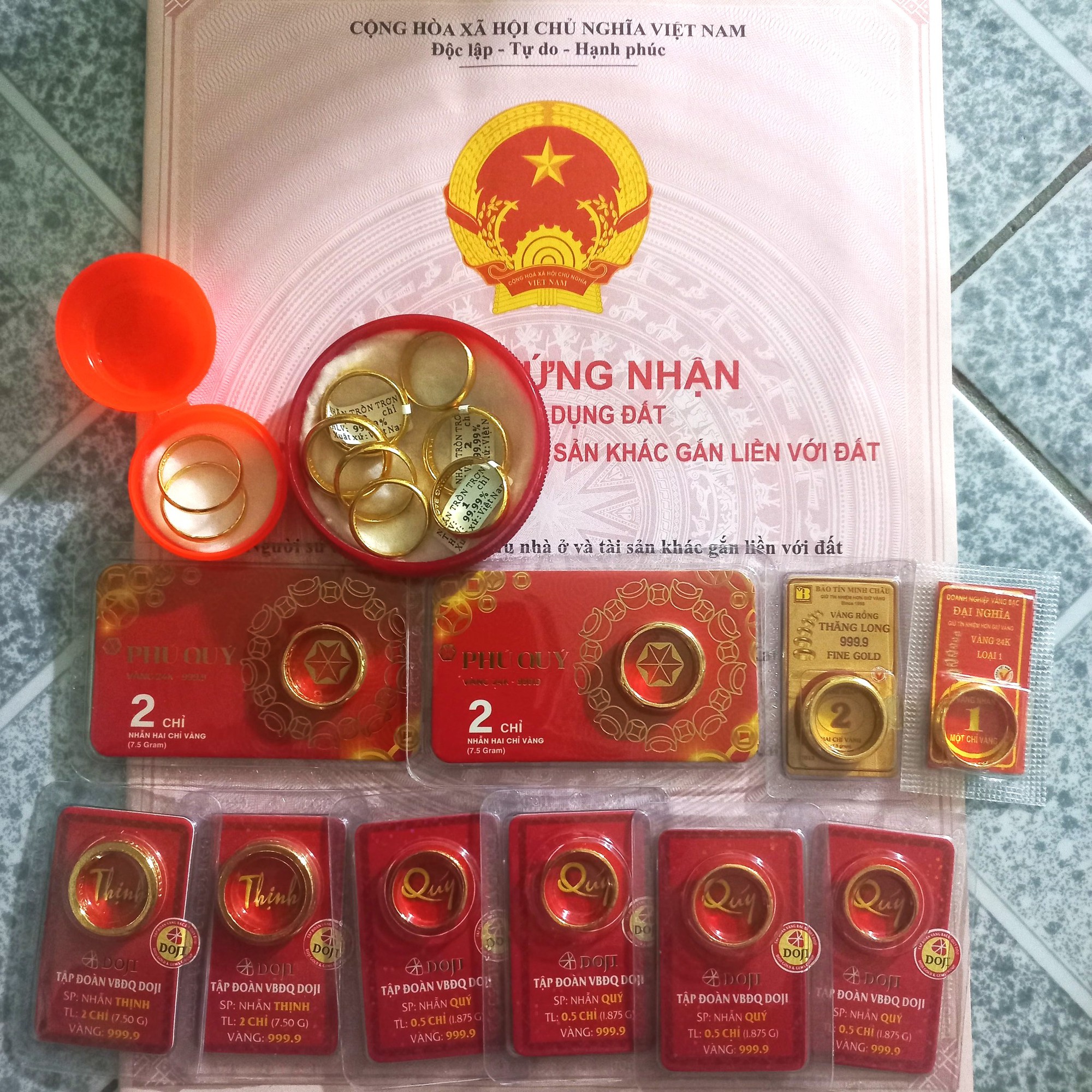 Bức ảnh 19 chiếc nhẫn vàng cùng 1 cuốn sổ đỏ của vợ chồng Hà Nội gây sốt: Thu nhập 25-30 triệu/tháng, sao có thể?- Ảnh 2.