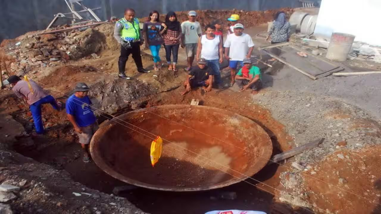 Đào móng xây nhà, người dân phát hiện vật lạ sâu lòng khổng lồ nặng, công trường dừng thi công, báu vật quý lộ diện- Ảnh 1. Đào móng xây nhà, người dân phát hiện vật lạ sâu lòng khổng lồ nặng, công trường dừng thi công, báu vật quý lộ diện- Ảnh 1.