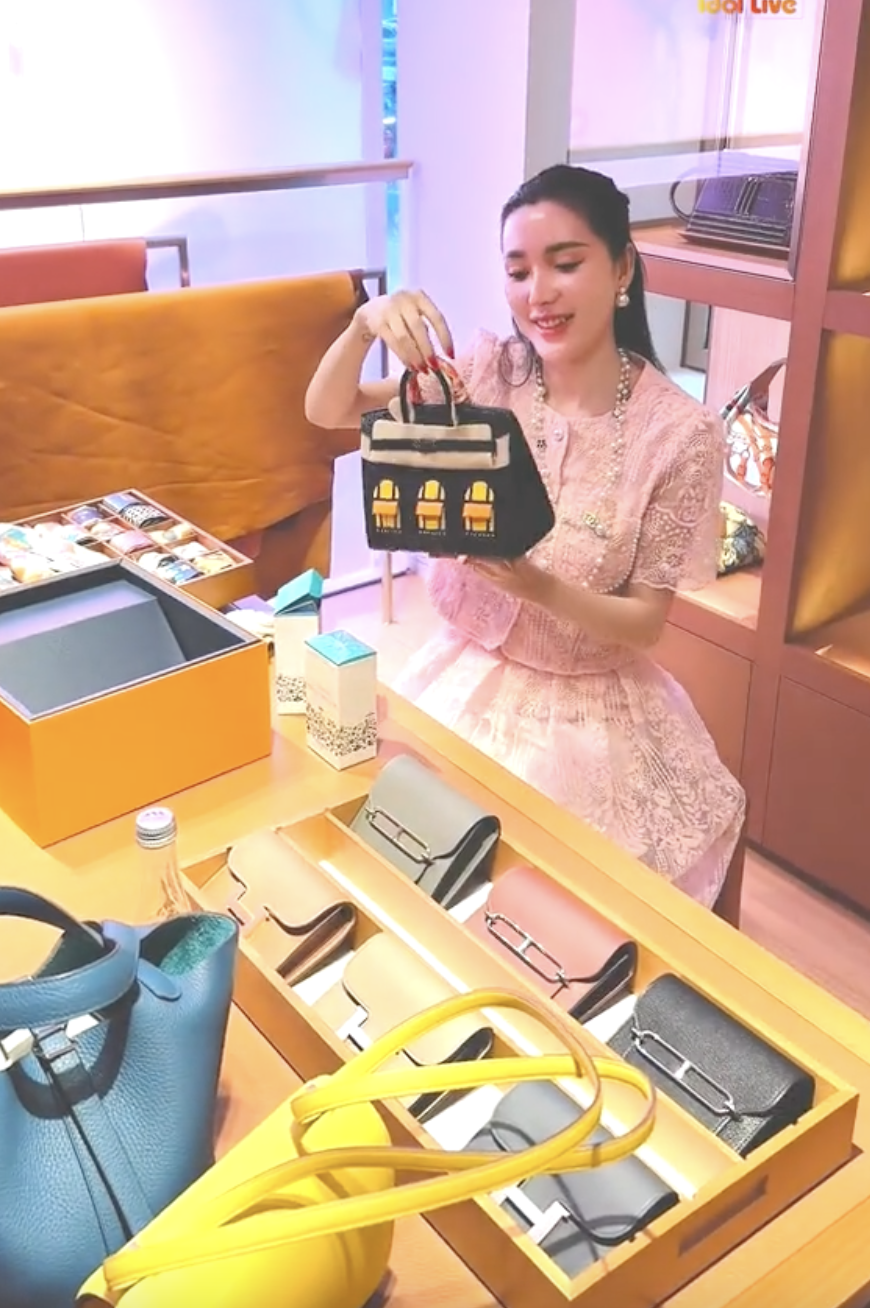 "Phú bà" Ngân Collagen và núi đồ hiệu lạ lắm: Toàn Hermès, Dior... mà nhìn kiểu gì cũng thấy "dại"- Ảnh 8.