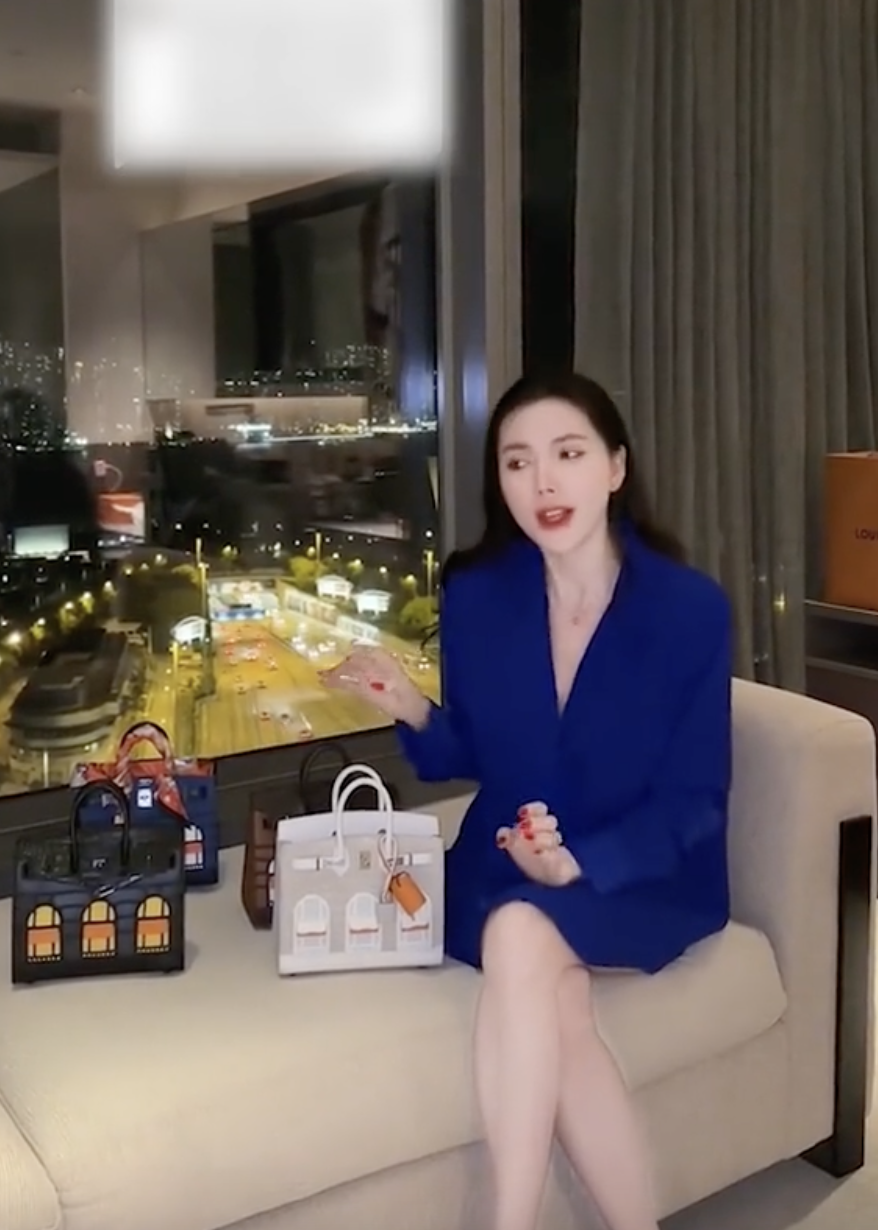 "Phú bà" Ngân Collagen và núi đồ hiệu lạ lắm: Toàn Hermès, Dior... mà nhìn kiểu gì cũng thấy "dại"- Ảnh 9.