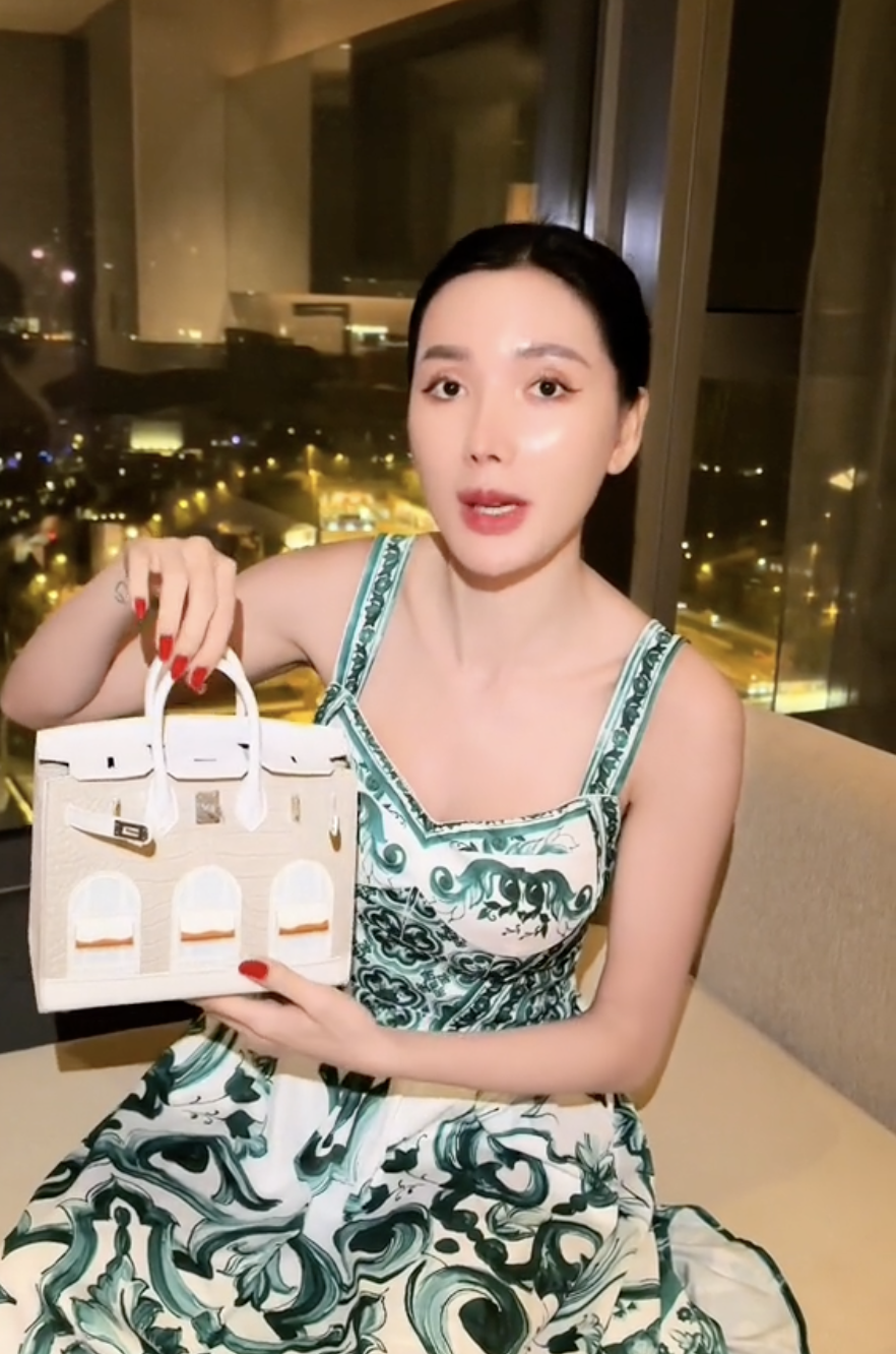 "Phú bà" Ngân Collagen và núi đồ hiệu lạ lắm: Toàn Hermès, Dior... mà nhìn kiểu gì cũng thấy "dại"- Ảnh 10.