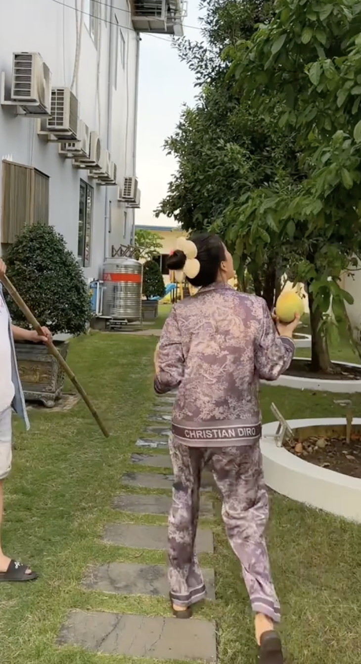 "Phú bà" Ngân Collagen và núi đồ hiệu lạ lắm: Toàn Hermès, Dior... mà nhìn kiểu gì cũng thấy "dại"- Ảnh 29.