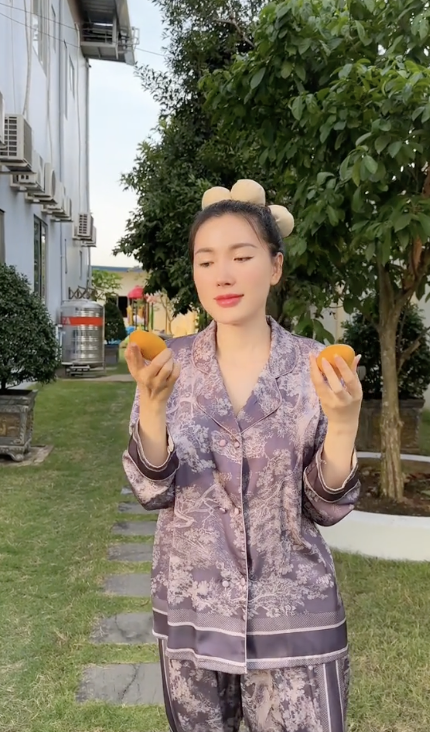 "Phú bà" Ngân Collagen và núi đồ hiệu lạ lắm: Toàn Hermès, Dior... mà nhìn kiểu gì cũng thấy "dại"- Ảnh 27.