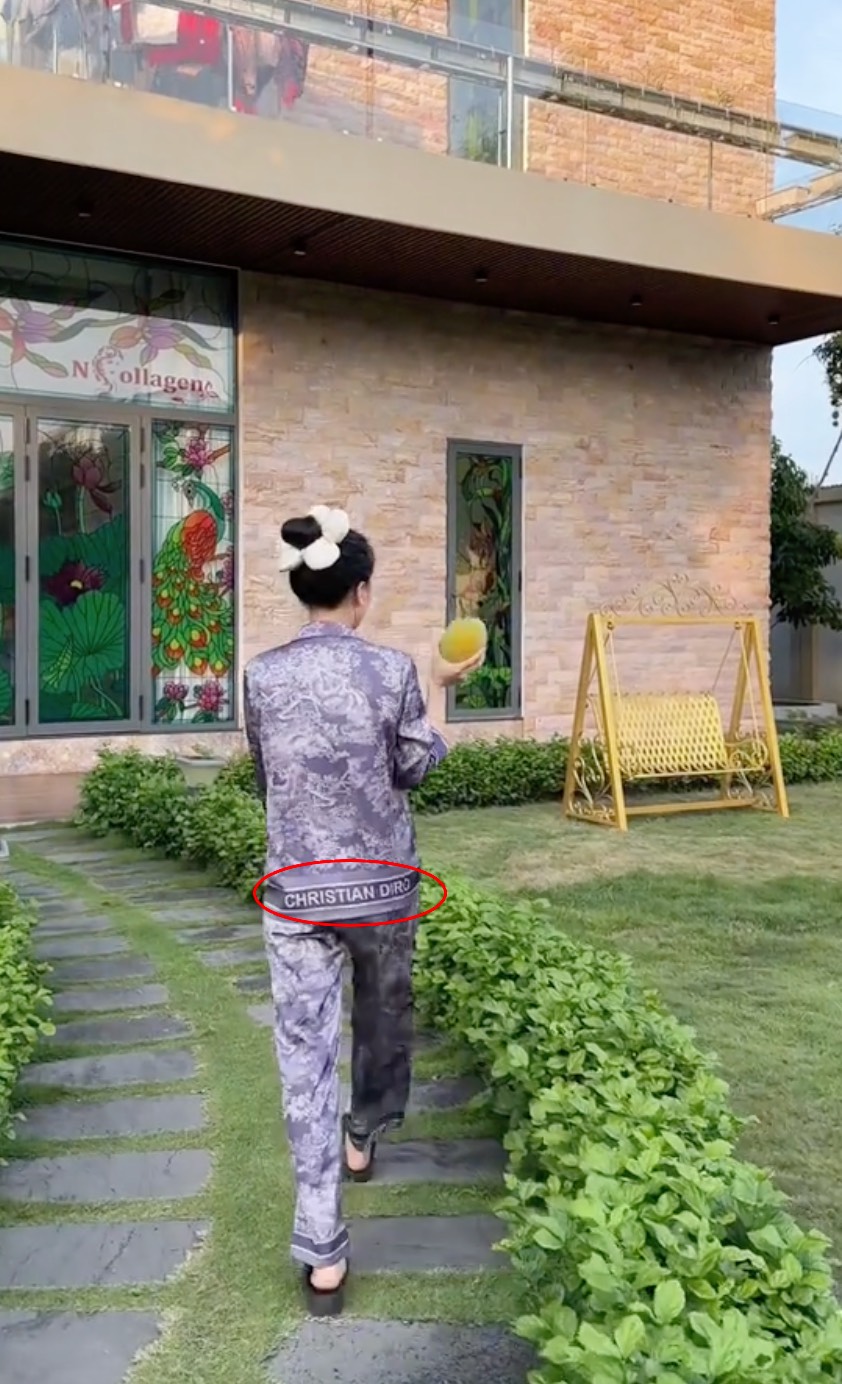 "Phú bà" Ngân Collagen và núi đồ hiệu lạ lắm: Toàn Hermès, Dior... mà nhìn kiểu gì cũng thấy "dại"- Ảnh 28.