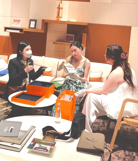 "Phú bà" Ngân Collagen và núi đồ hiệu lạ lắm: Toàn Hermès, Dior... mà nhìn kiểu gì cũng thấy "dại"- Ảnh 15.