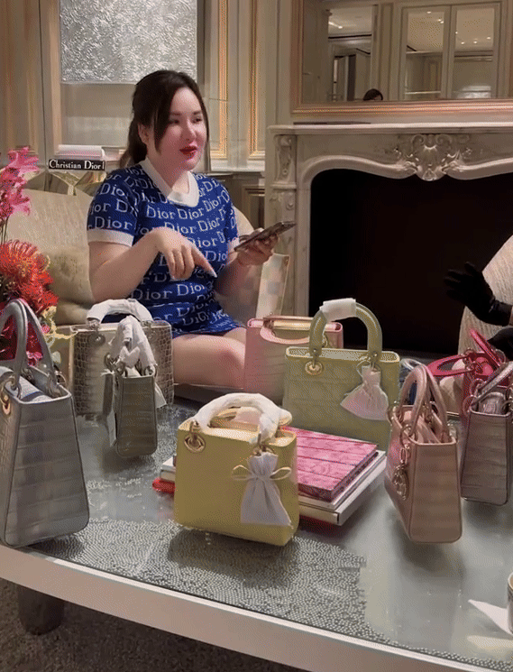 "Phú bà" Ngân Collagen và núi đồ hiệu lạ lắm: Toàn Hermès, Dior... mà nhìn kiểu gì cũng thấy "dại"- Ảnh 5.