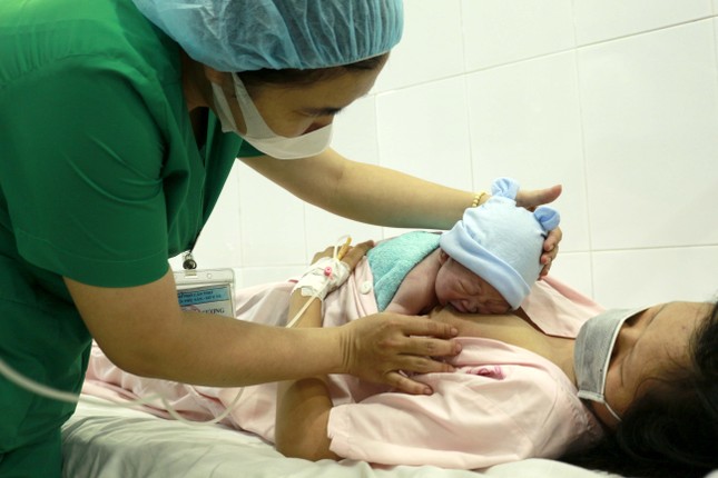 Đề xuất kéo dài nghỉ thai sản khi sinh con thứ hai, vi phạm luật Dân số có thể bị phạt đến 100 triệu đồng- Ảnh 2.