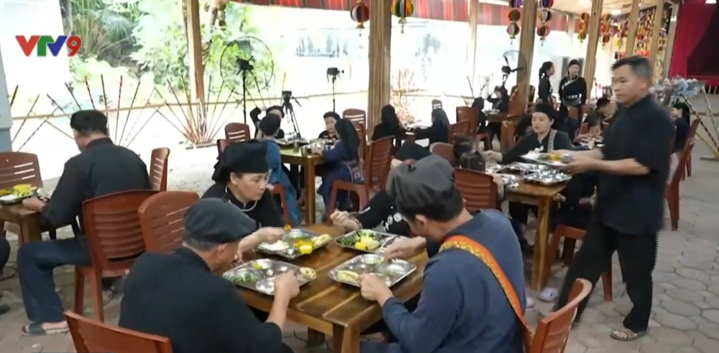 Ngôi làng kỳ lạ nhất miền Bắc: 200 người "ăn chung nồi, tiền chung túi", khách muốn vào phải rửa tay bằng nước "giếng thần"- Ảnh 1.