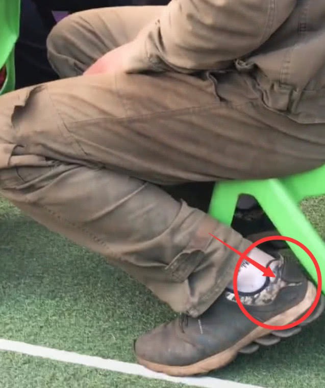 Hình ảnh người cha nghèo mang giày rách, quần áo dính đầy bụi bẩn đi họp phụ huynh cho con gây xúc động mạnh- Ảnh 2.