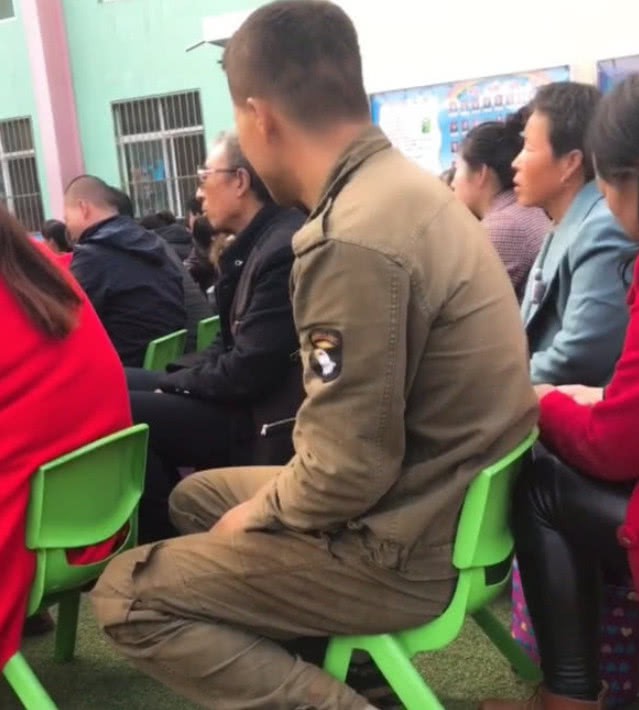 Hình ảnh người cha nghèo mang giày rách, quần áo dính đầy bụi bẩn đi họp phụ huynh cho con gây xúc động mạnh- Ảnh 1.