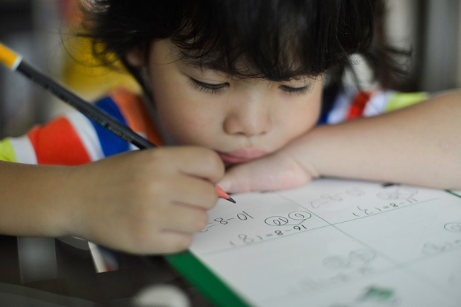 Chuyên gia nói thẳng: Cha mẹ cứ vô tư làm 5 điều này, người "gánh nghiệp" sẽ là con- Ảnh 1.