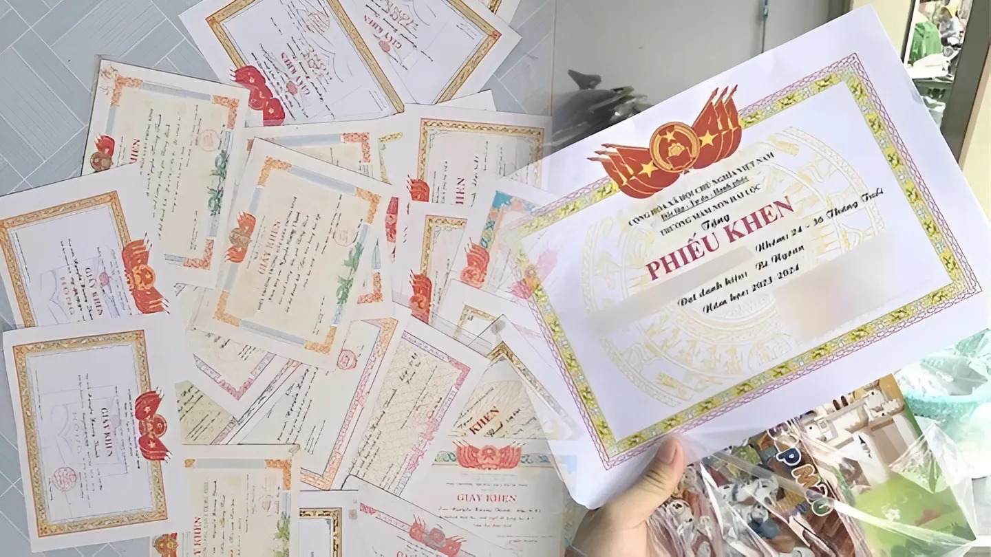 Lại tranh cãi chuyện khoe giấy khen, 1 phụ huynh phản bác: 