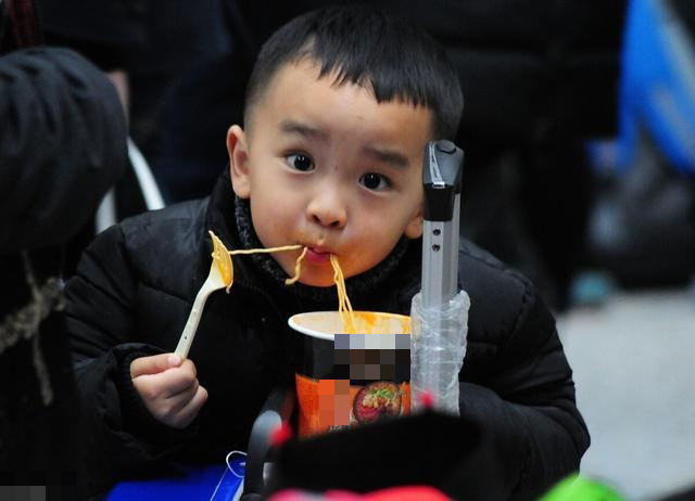 Con trai ăn mì gói trên tàu bị mắng là 