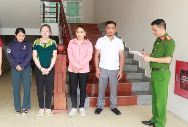 Gần nửa triệu sản phẩm kem đánh răng, dầu gội giả cua 'ba trùm' Phạm Thi Sáng: Có những hãng nào?- Ảnh 1. Gần nửa triệu sản phẩm kem đánh răng, dầu gội giả cua 'ba trùm' Phạm Thi Sáng: Có những hãng nào?- Ảnh 1.