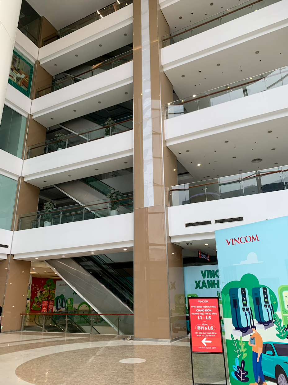 Một TTTM tại Hà Nội bỗng vắng tanh cả 5 tầng, hàng quán dọn đi hết: Sự thật là gì?- Ảnh 1.