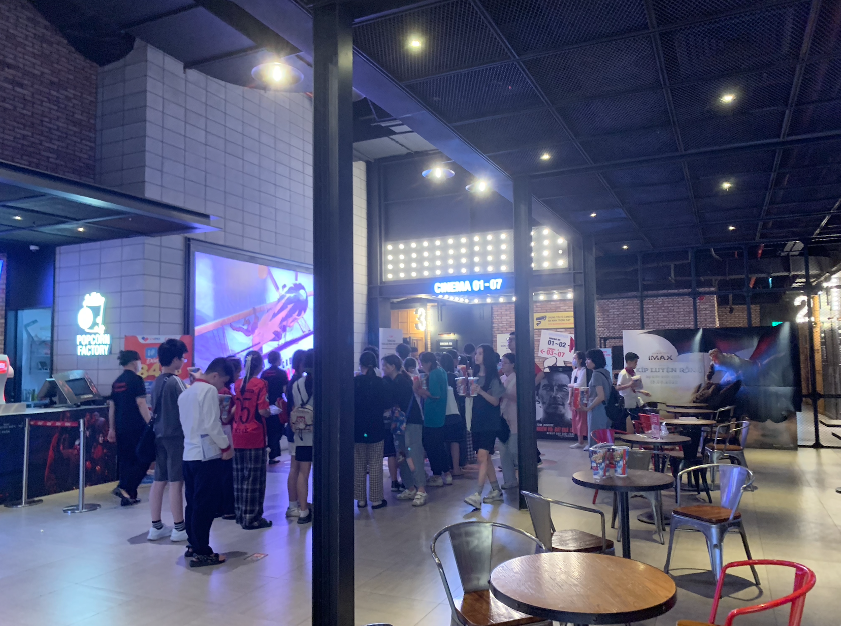 Một TTTM tại Hà Nội bỗng vắng tanh cả 5 tầng, hàng quán dọn đi hết: Sự thật là gì?- Ảnh 17.