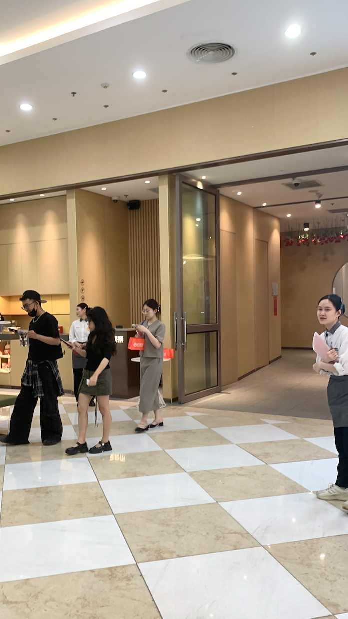 Một TTTM tại Hà Nội bỗng vắng tanh cả 5 tầng, hàng quán dọn đi hết: Sự thật là gì?- Ảnh 18.