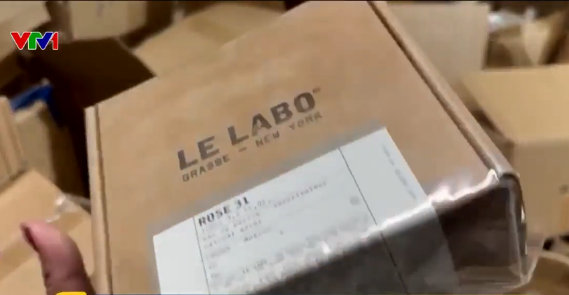 Phát hiện kho hàng nghi giả nước hoa LV, Lelabo giữa phố cổ Hà Nội - Ảnh 2.